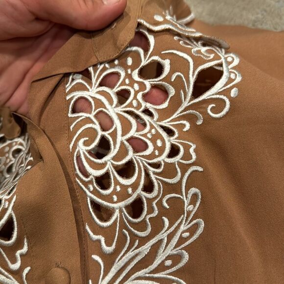 Bob Mackie silk blouse in light brown size 2X in EUC with embroidered flower pat - Picture 5 of 9